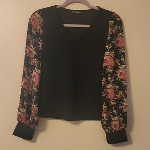Ladies floral contrast sleeve top.